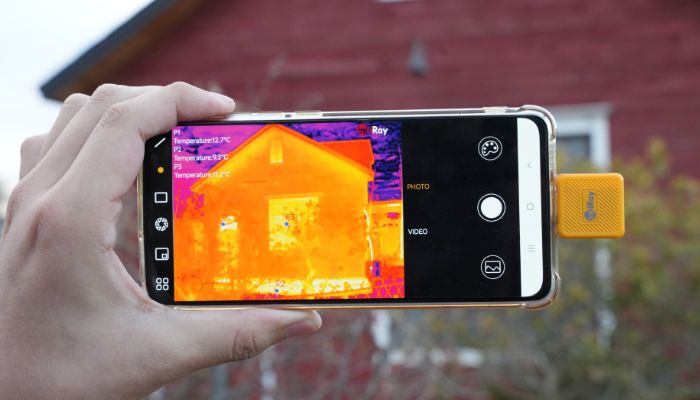 01using_InfiRay_thermal_imaging_for_smartphones_do_home_inspection.jpg